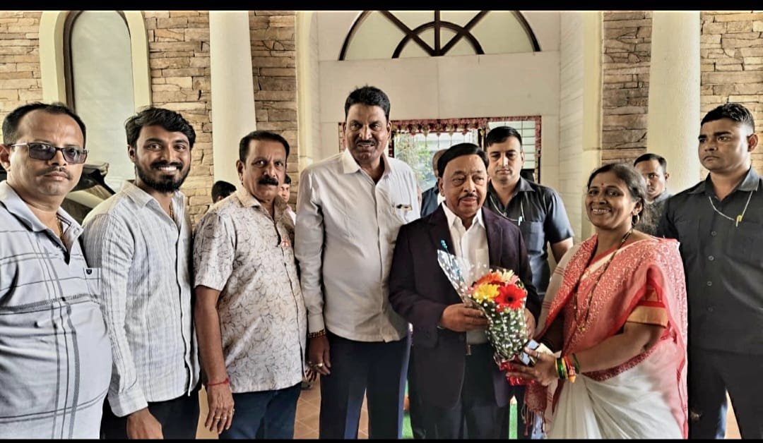 खासदार नारायण राणे व सौ. निलमताई राणे यांचे शिवसेना नगराध्यक्ष पदाच्या उमेदवार सौ. ममता वराडकर यांना आशीर्वाद