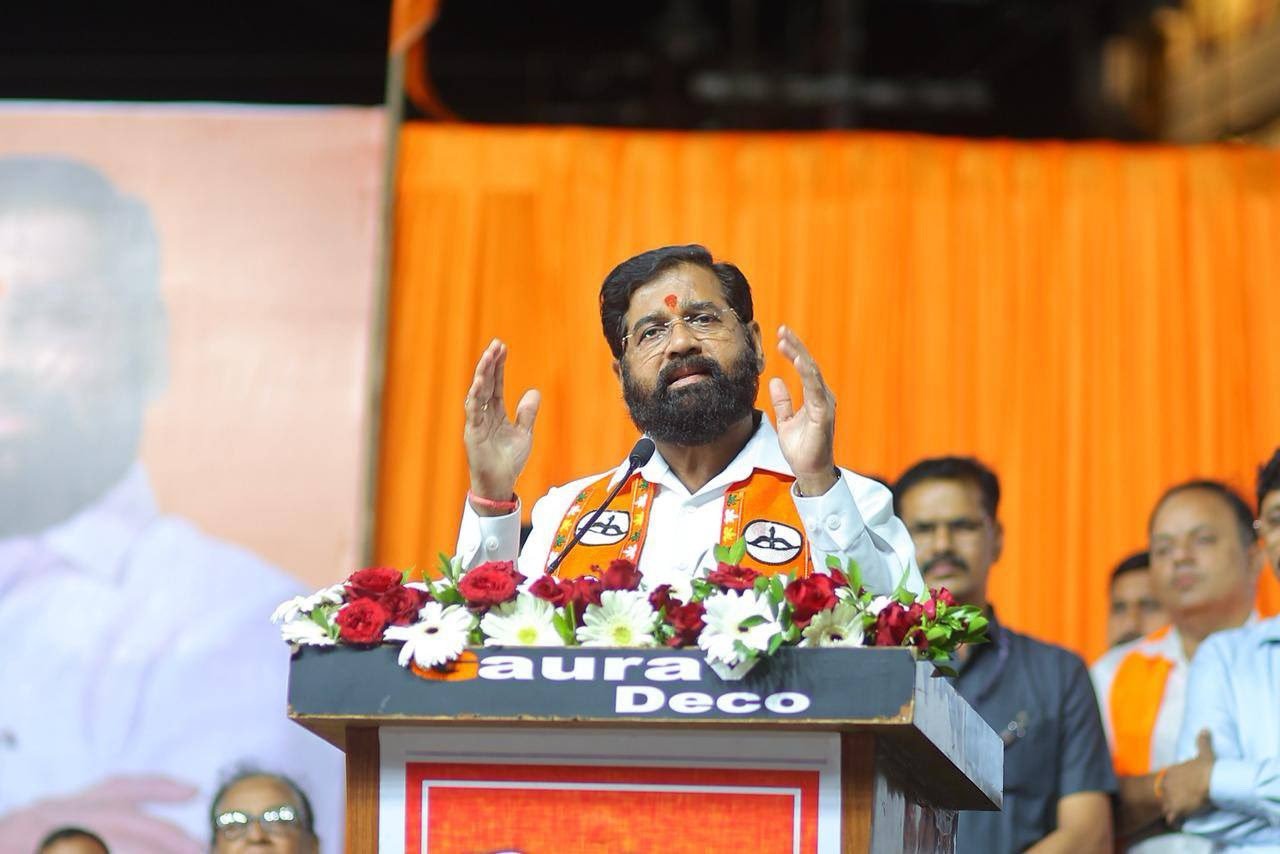 “नगरपरिषदेला निधी कोण देतं?… नगरविकास खातं माझ्याकडे आहे; निधीची चिंता करू नका! - उपमुख्यमंत्री एकनाथ शिंदे”, सावंतवाडीच्या सभेत शिवसेनेचा झंझावात